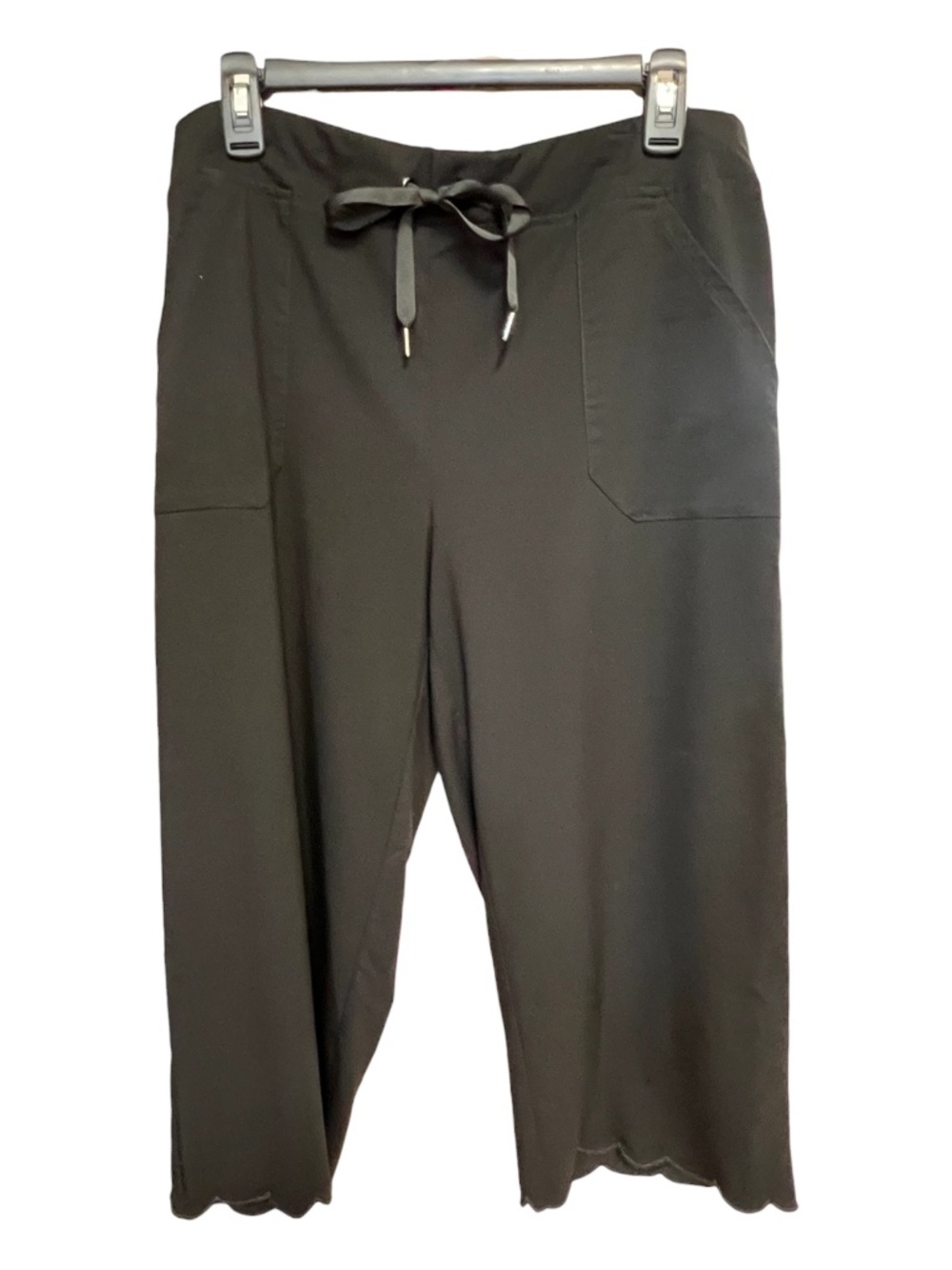 EUC Weekends by Chico’s Black Wide Leg Scalloped Crop Pants | Size 2 (L)